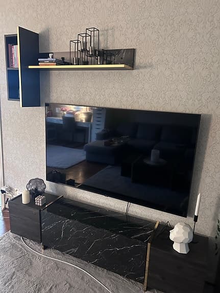 Veyron TV-möbler, tv bänk med vägghylla i svart marmor och guld