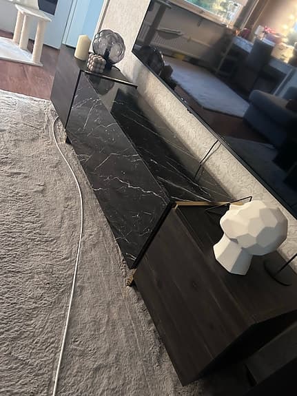 Veyron TV-möbler, tv bänk med vägghylla i svart marmor och guld