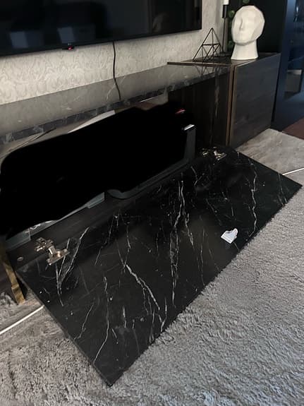 Veyron TV-möbler, tv bänk med vägghylla i svart marmor och guld