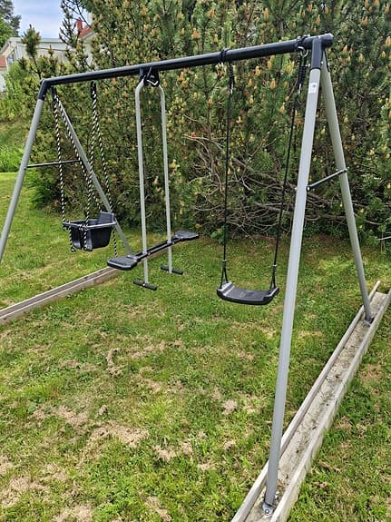 gungställning med två gungor och babysäte