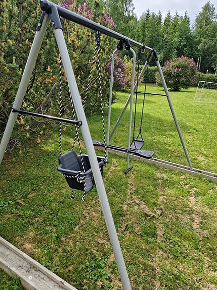 gungställning med två gungor och babysäte