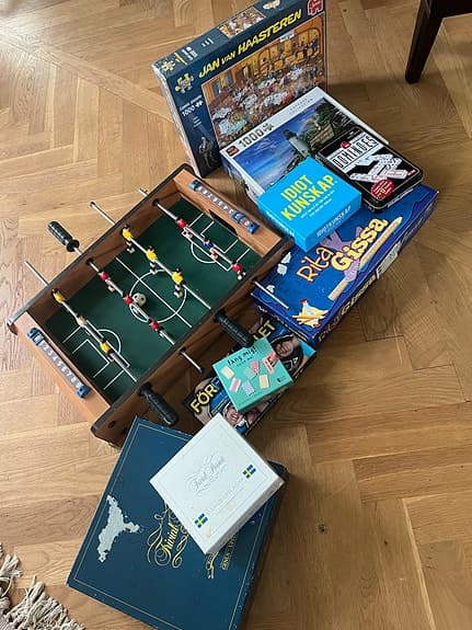Sällskapsspel, pussel och bordsfotboll – blandat spelpaket