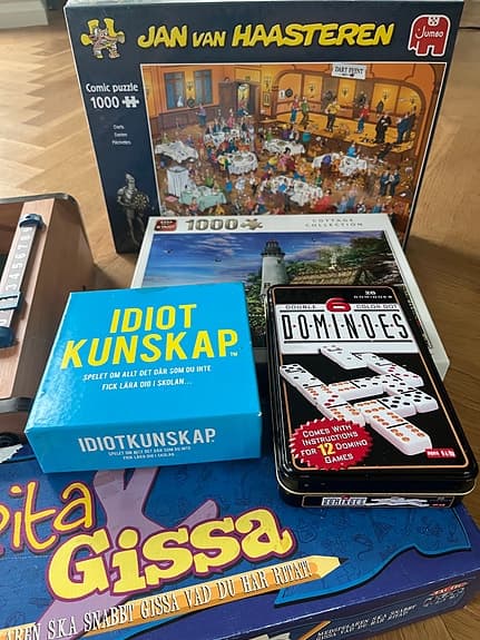 Sällskapsspel, pussel och bordsfotboll – blandat spelpaket
