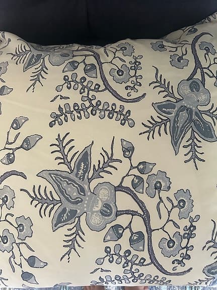 John Robshaw kuddfodral 65x65 cm vit med blått blommönster