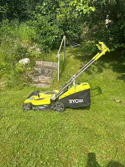 Ryobi 1500W gräsklippare med uppsamlare