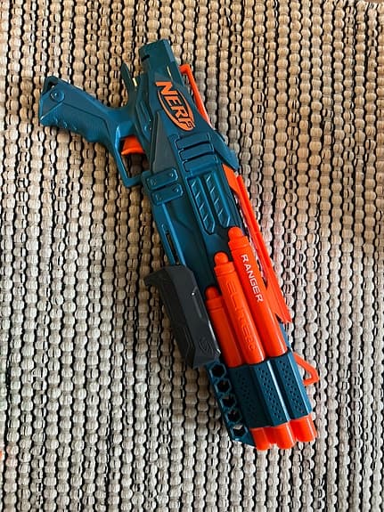 5 olika Nerf guns och ”patron”