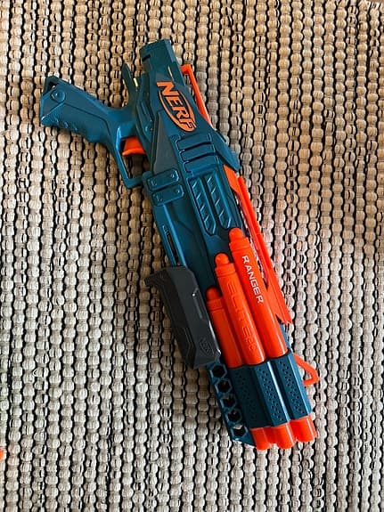5 olika Nerf guns och ”patron”