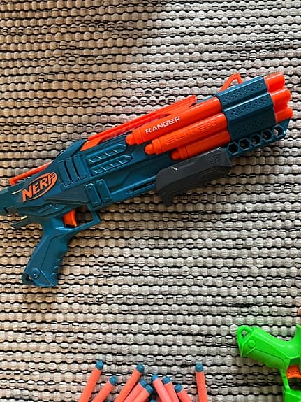 5 olika Nerf guns och ”patron”