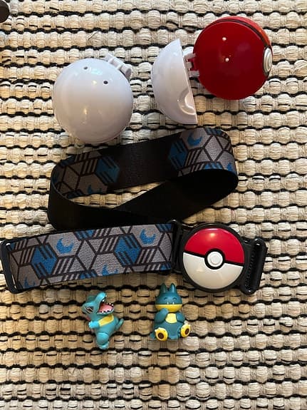 Bälte, pokemonboll och 2 figurer