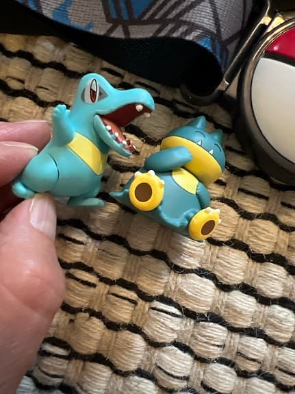 Bälte, pokemonboll och 2 figurer