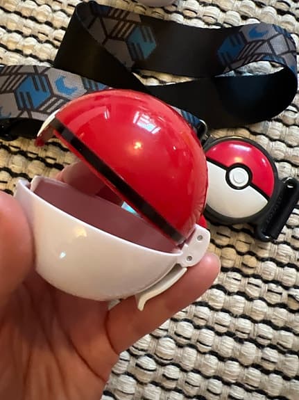 Bälte, pokemonboll och 2 figurer