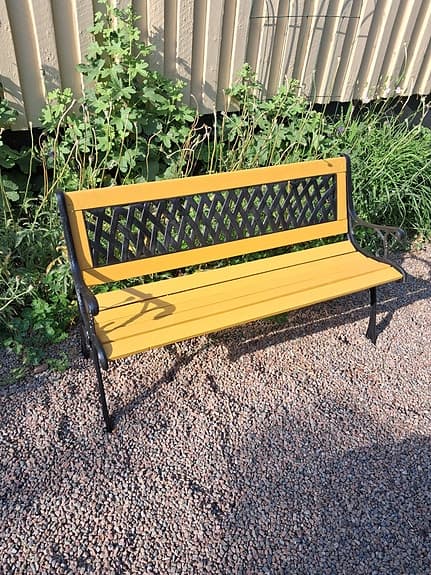 Vacker ockragul parkbänk, trädgårdsbänk