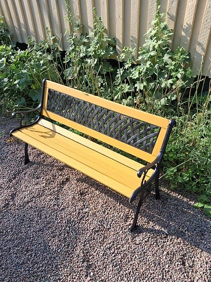 Vacker ockragul parkbänk, trädgårdsbänk