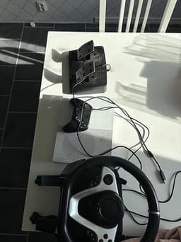 Xbox One S med ratt och pedaler
