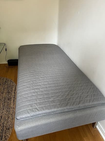 IKEA säng med bäddmadrass grå