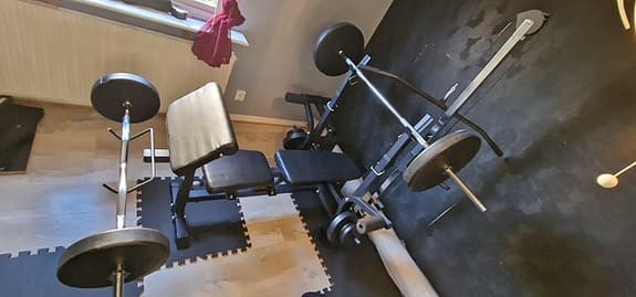 Komplett hemmagym med bänk, latsdrag, vikter, hantlar & crosstrainer