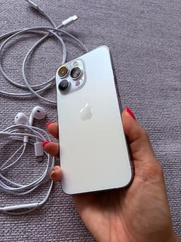 iPhone 13 Pro vit/silver + 15 mobilskal