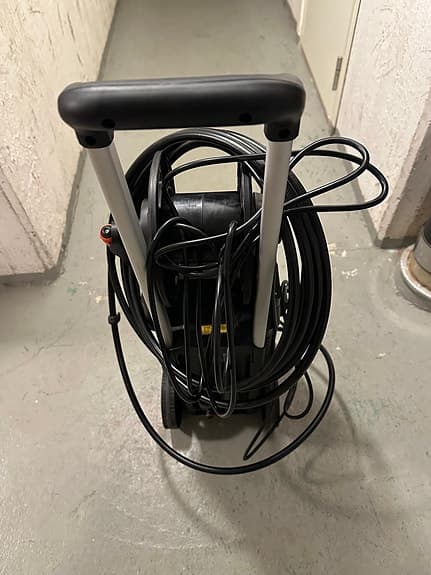 Högtryckstvätt med slangvinda och skumflaska