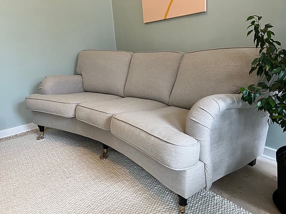 3-sits svängd Howardsoffa beige nyskick