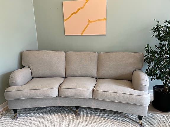 3-sits svängd Howardsoffa beige nyskick