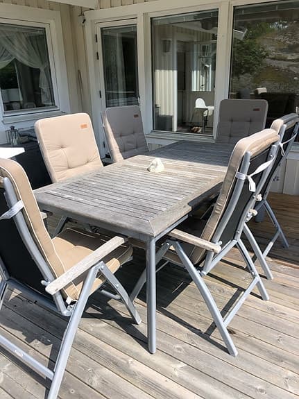 Matgrupp ute med träbord och 6 positionsstolar