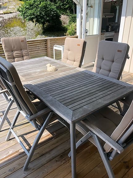 Matgrupp ute med träbord och 6 positionsstolar