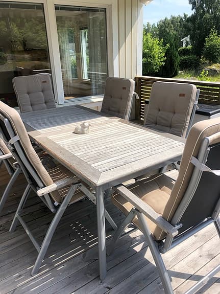 Matgrupp ute med träbord och 6 positionsstolar