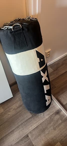 Axla boxningssäck med boxningshandskar svart
