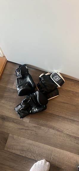 Axla boxningssäck med boxningshandskar svart