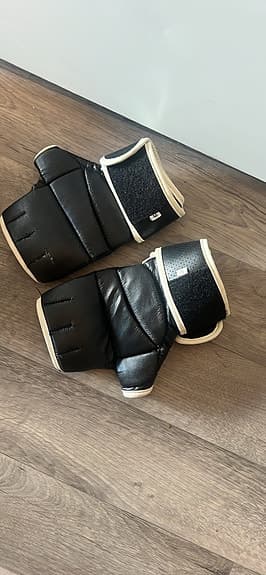 Axla boxningssäck med boxningshandskar svart