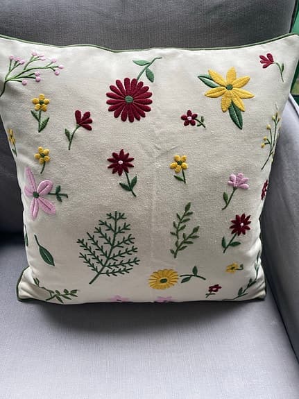 Två Broderade kuddfodral summers kantband