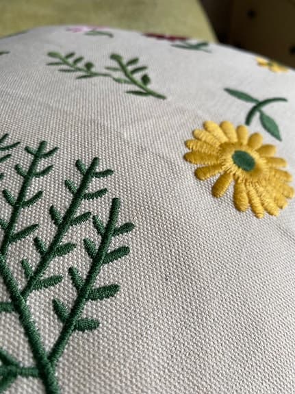 Två Broderade kuddfodral summers kantband