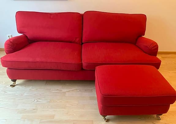 Kvalitetssoffa från Bröderna Anderssons med tillhörande fotpall i howardstil