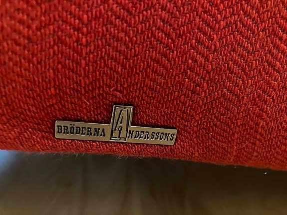 Kvalitetssoffa från Bröderna Anderssons med tillhörande fotpall i howardstil