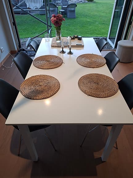 Matbord med sex stolar