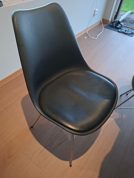 Matbord med sex stolar