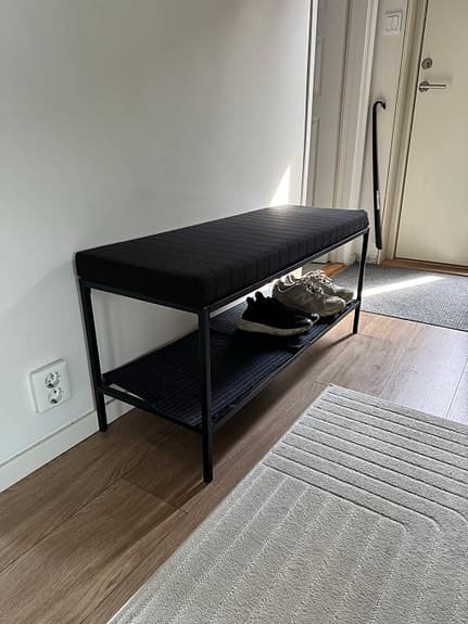 Bänk med hylla