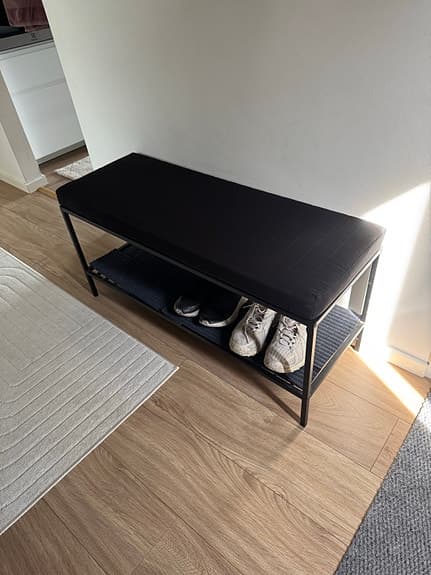 Bänk med hylla
