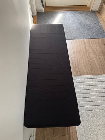 Bänk med hylla