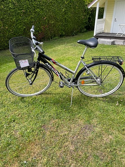 Merida damcykel med korg och pakethållare