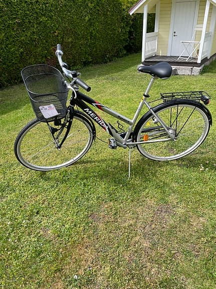Merida damcykel med korg och pakethållare