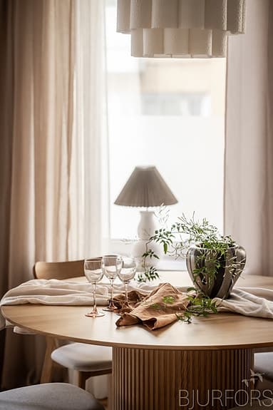 MIO Astrid matgrupp 136 cm, 4 stolar i massiv ek