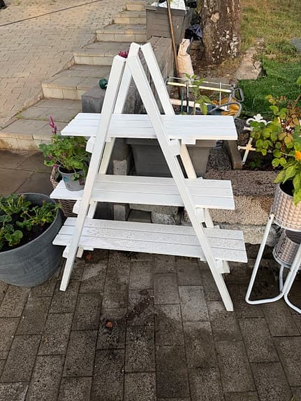 Vit blomhylla i trä för uteplats eller balkong