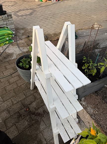 Vit blomhylla i trä för uteplats eller balkong