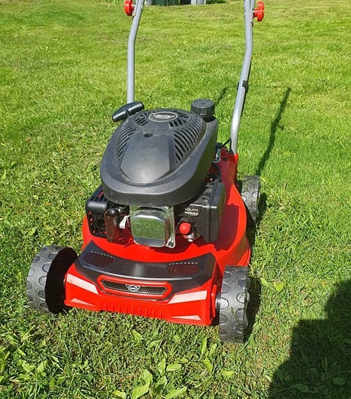 Mindre gräsklippare med uppsamlare