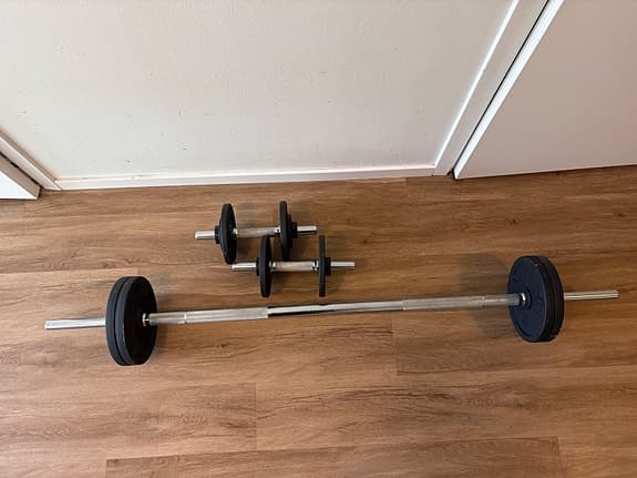 Styrketräning viktskivor, stång och hantlar