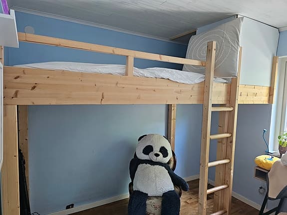loftsäng med madrass