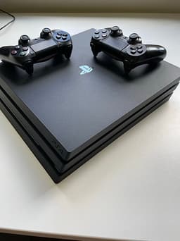 PS4 pro med 2 spelkonsoler + kablar