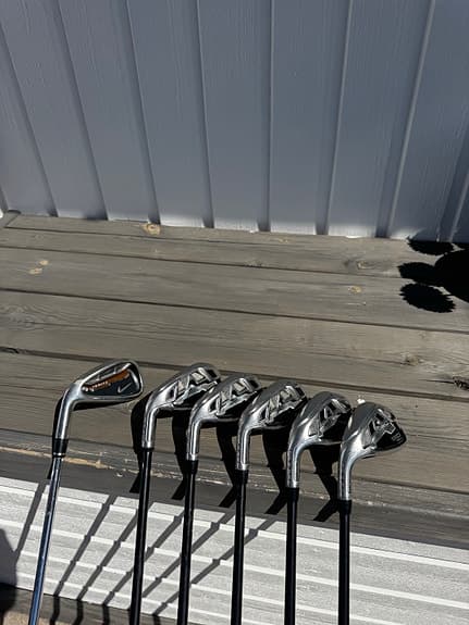 Golfklubbor vänster