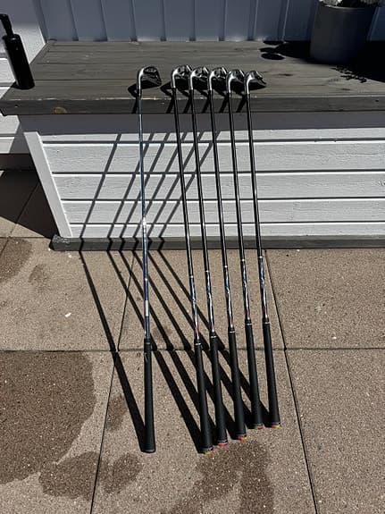 Golfklubbor vänster